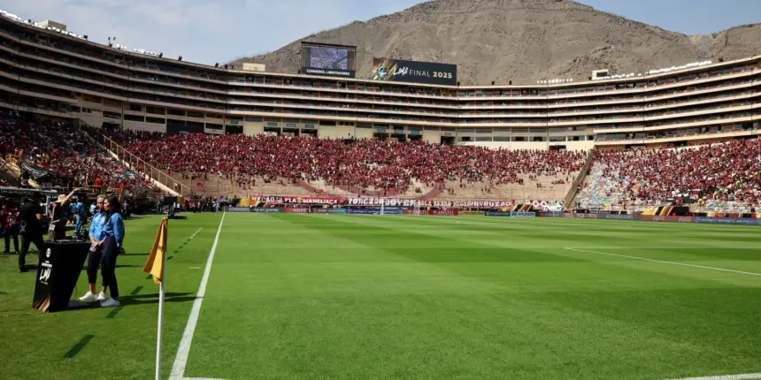 Ônibus atrasa e final da Libertadores começará às 18h30 (de Brasília)