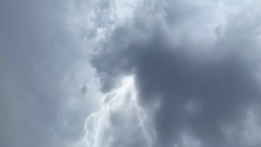 4 milhões de raios em 2025: por que uma descarga atmosférica é tão prejudicial para rede de energia?