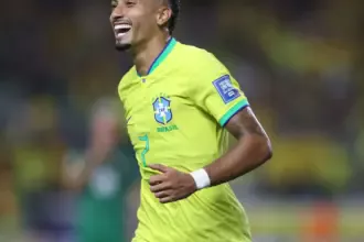 Brasileiro Raphinha é finalista do prêmio de melhor do mundo da Fifa