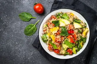 9 receitas de saladas detox para o jantar