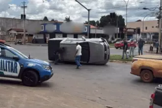 Camionete colide com meio-fio de ilha central da Avenida Contorno e tomba no leste de Goianésia