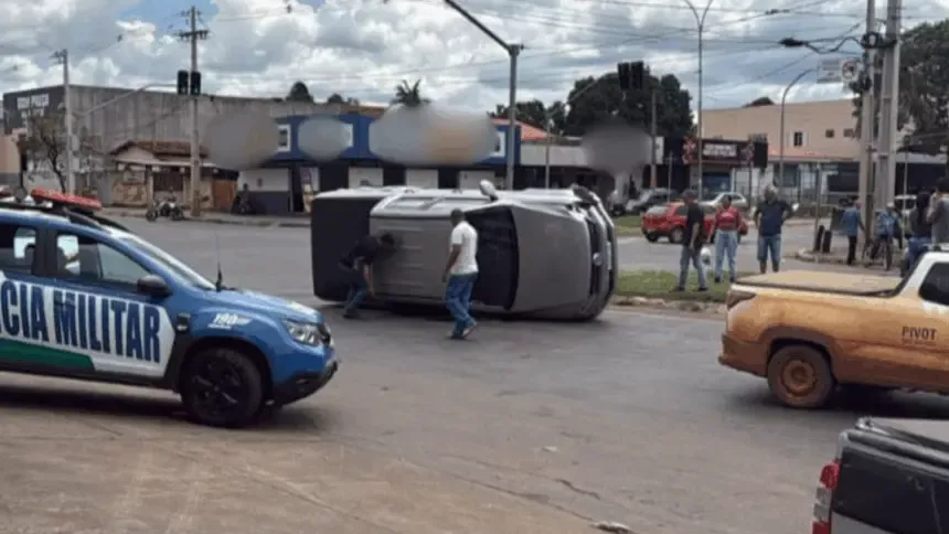 Camionete colide com meio-fio de ilha central da Avenida Contorno e tomba no leste de Goianésia Camionete colide com meio-fio de ilha central da Avenida Contorno e tomba no leste de Goianésia