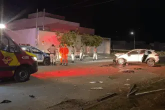 Carro colide contra poste no sul de Goianésia e duas pessoas ficam feridas