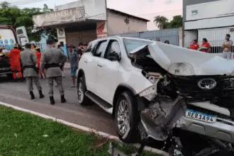 Carro colide em árvore e deixa duas pessoas feridas no oste de Goianésia