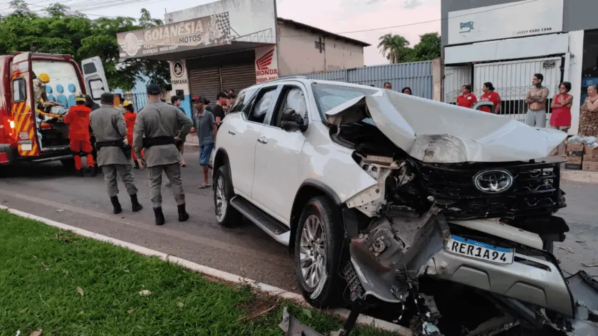 Carro colide em árvore e deixa duas pessoas feridas no oste de Goianésia Carro colide em árvore e deixa duas pessoas feridas no oste de Goianésia