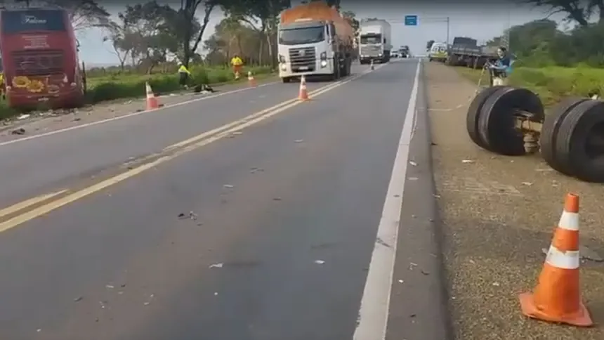 Colisão entre ônibus e caminhão deixa dois mortos na BR-153