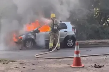 Corpo de Bombeiros é acionado para controlar incêndio em veículo no oste de Goianésia
