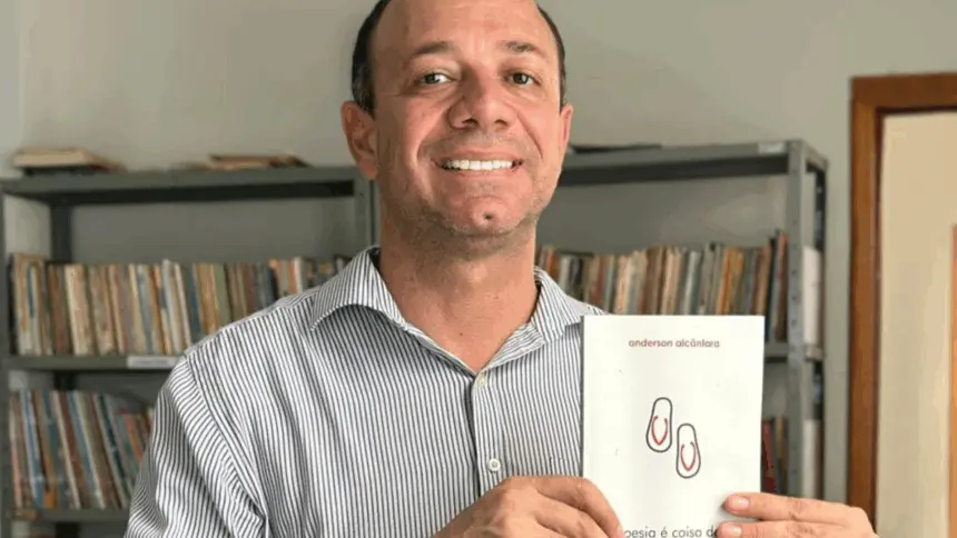 Escritor Anderson Alcântara lança novo livro “Poesia é coisa de vagabundo” após 14 anos sem publicações Escritor Anderson Alcântara lança novo livro “Poesia é coisa de vagabundo” após 14 anos sem publicações