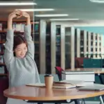 5 dicas de alongamento para fazer nos intervalos dos estudos para o Enem