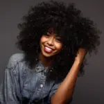 Cabelos cacheados e crespos: 8 passos para uma rotina de cuidados