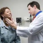 Caroço no pescoço: veja as causas e quando é necessário procurar um médico