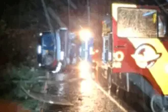 Ônibus tomba na GO-060, e deixa três mortos e 35 feridos