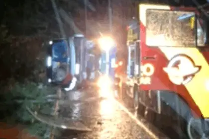 Ônibus tomba na GO-060, e deixa três mortos e 35 feridos