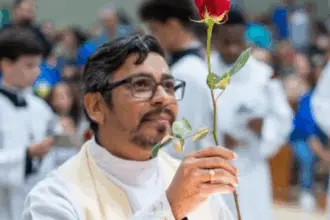 Padre é encontrado morto e enrolado em tapete após quase 24 horas desaparecido