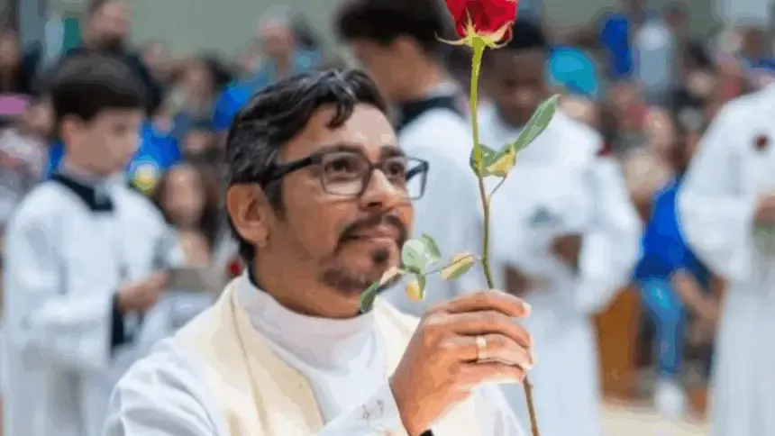 Padre é encontrado morto e enrolado em tapete após quase 24 horas desaparecido Padre é encontrado morto e enrolado em tapete após quase 24 horas desaparecido