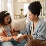 Primeira menstruação: veja o que a sua filha precisa saber sobre a menarca