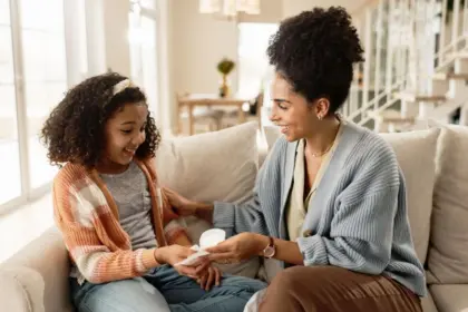 Primeira menstruação: veja o que a sua filha precisa saber sobre a menarca