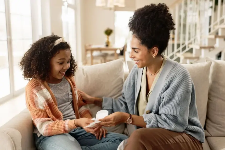 Primeira menstruação: veja o que a sua filha precisa saber sobre a menarca