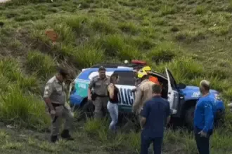 Viatura da Polícia Militar se envolve em acidente na GO-070 e 3 pessoas ficam feridas