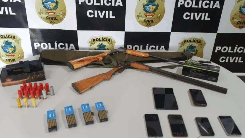 PCGO cumpre mandado e apreende armas de fogo, munições e aparelhos eletrônicos em Niquelândia – Policia Civil do Estado de Goiás