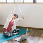 Pilates nas férias: 3 exercícios simples com miniband e toalha