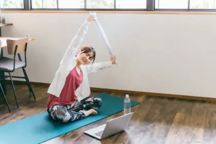 Pilates nas férias: 3 exercícios simples com miniband e toalha