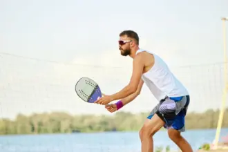 Beach tennis: 5 dicas para reduzir o risco de lesões
