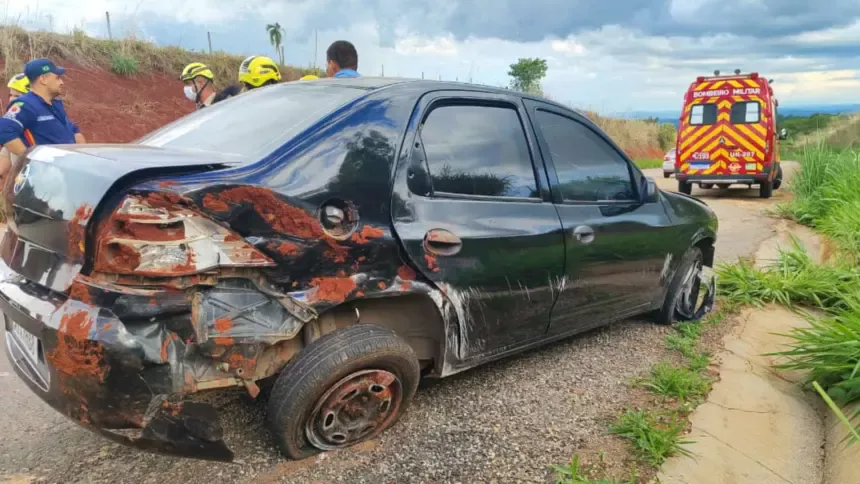 Buraco na pista provoca acidente e bombeiros de Goianésia são acionados Buraco na pista provoca acidente e bombeiros de Goianésia são acionados