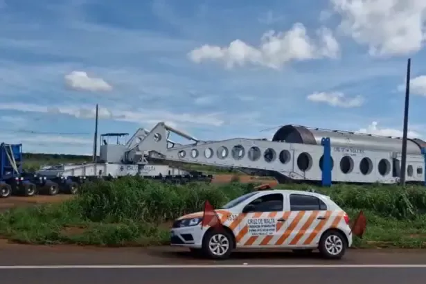 Carga superdimensionada altera o tráfego na BR-153 e BR-452