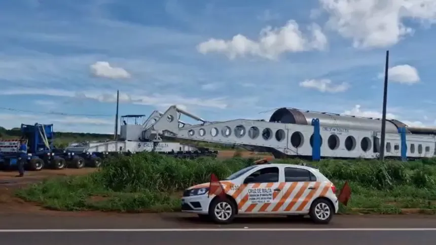 Carga superdimensionada altera o tráfego na BR-153 e BR-452