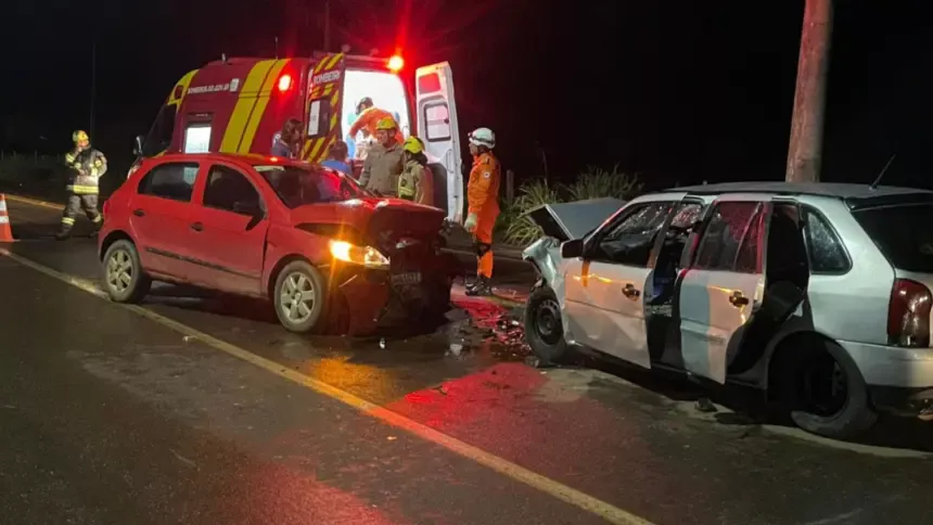 Colisão frontal entre dois carros deixa 5 feridos na saída oeste de Goianésia Colisão frontal entre dois carros deixa 5 feridos na saída oeste de Goianésia