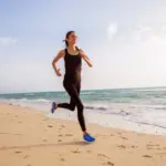 Saiba como treinar ou correr na praia sem se machucar