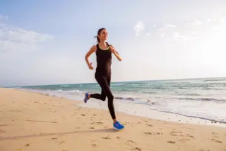 Saiba como treinar ou correr na praia sem se machucar