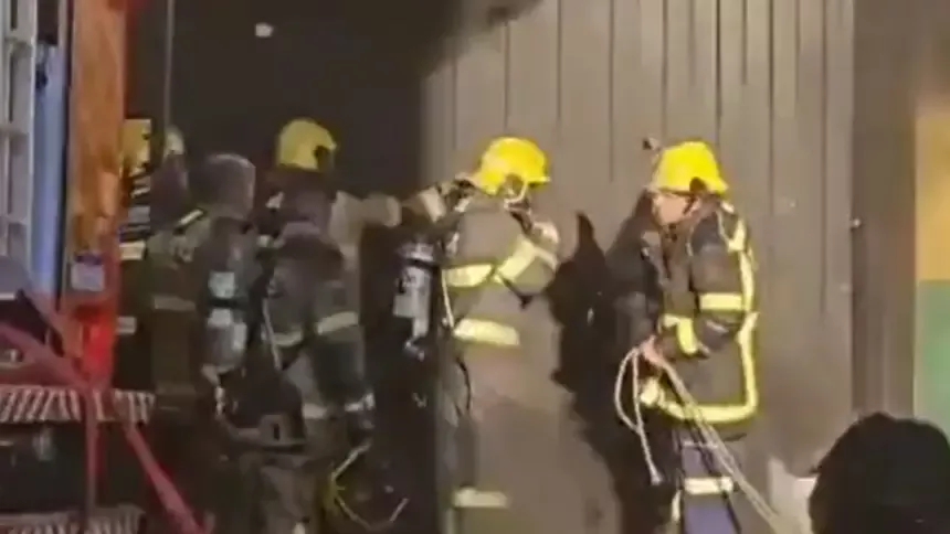 Explosão em supermercado deixa bombeiros feridos Explosão em supermercado deixa bombeiros feridos