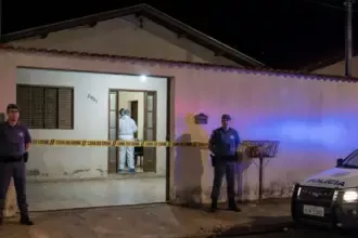 Homem é morto a facadas dentro de residência em Jaraguá