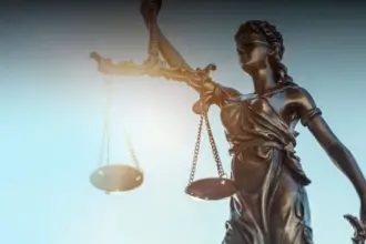 Ministério Público obtém liminar para retirada imediata de estrutura de metal em espaço público de Goianésia