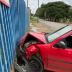 Motorista é preso por dirigir embriagado e colidir com veículo contra portão