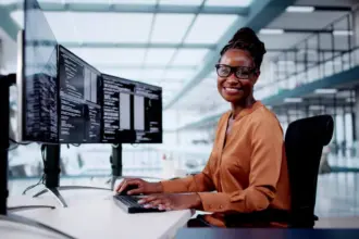 Profissões em alta em 2026: veja em quais carreiras apostar