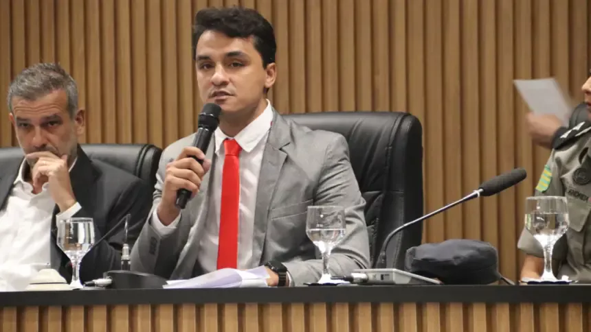 Por iniciativa do presidente Professor Hiago, Câmara aprova reajuste de 25% aos servidores do Legislativo Por iniciativa do presidente Professor Hiago, Câmara aprova reajuste de 25% aos servidores do Legislativo