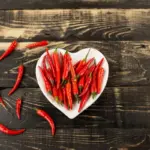 Simpatias com pimenta: 4 rituais para fortalecer o amor