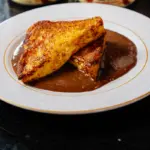 Veja receita de rabanada com creme inglês e pasta de amendoim do chef Henrique Fogaça