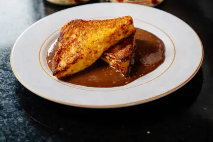 Veja receita de rabanada com creme inglês e pasta de amendoim do chef Henrique Fogaça