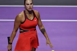 Sabalenka diz não ser justo que mulheres enfrentem atletas trans