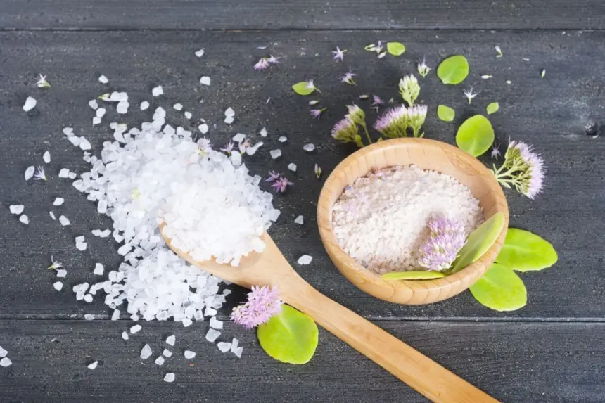 Aprenda a usar o sal grosso para banho de limpeza espiritual