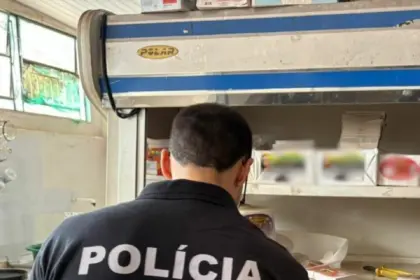 PCGO fecha fábrica clandestina de alimentos e retira mais de 1 tonelada de produtos impróprios do mercado em Goiânia
