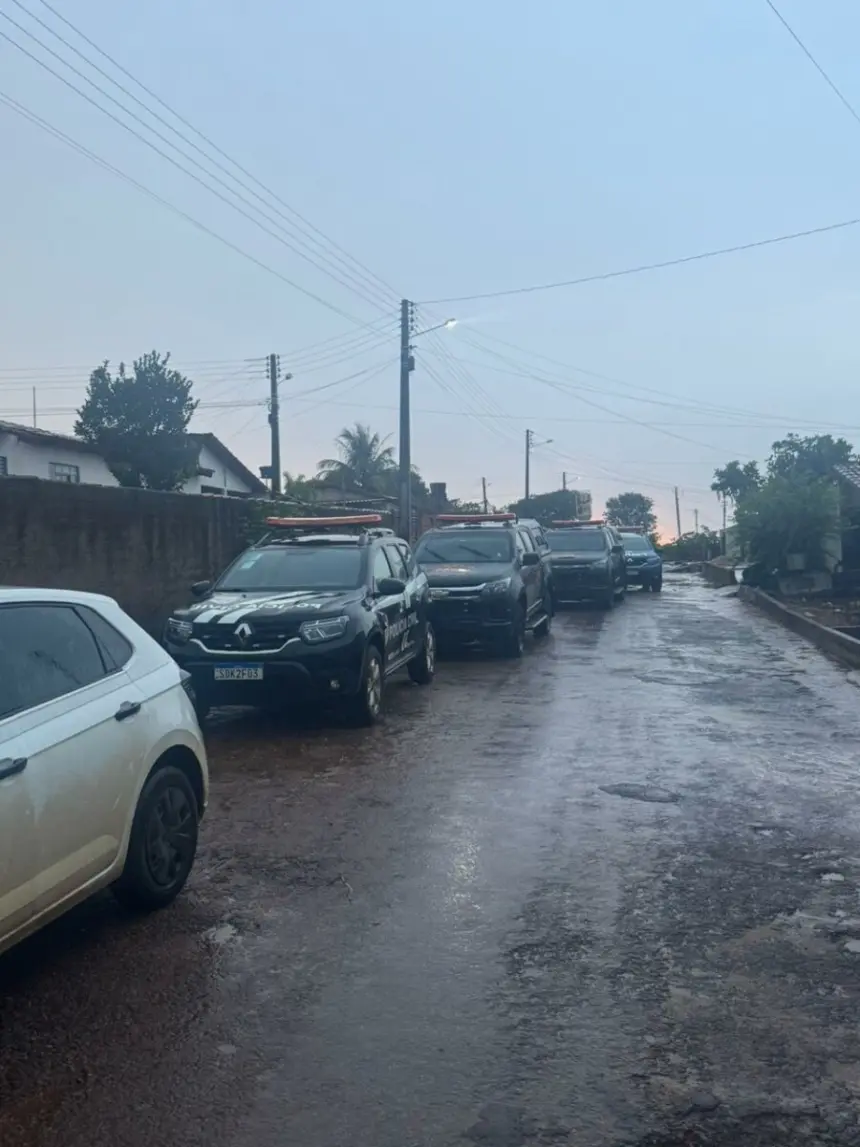 Operação “Shutdown” prende quatro pessoas por tráfico de drogas em Carmo do Rio Verde e resgata aves de rinha Operação “Shutdown” prende quatro pessoas por tráfico de drogas em Carmo do Rio Verde e resgata aves de rinha