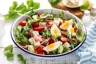 Saladas ricas em proteínas: 5 receitas leves e nutritivas para o almoço