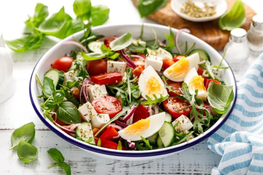 Saladas ricas em proteínas: 5 receitas leves e nutritivas para o almoço
