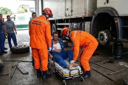Acidente com caminhão durante troca de pneu deixa trabalhador ferido no norte de Goianésia