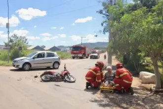 Acidente entre carro e moto deixa idosa ferida no norte de Goianésia